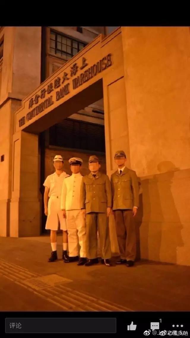 4名男子身着二战日军制服在上海四行仓库门口拍照