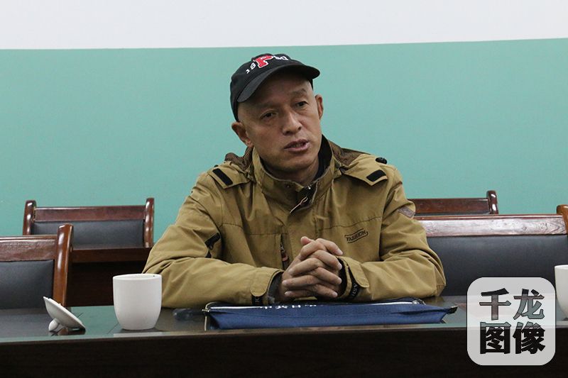8月11日，千龙网记者跟随全国网络媒体西藏行团队来到日喀则市上海实验学校。图为上海援藏教师蒋逸明。千龙网记者 马文娟摄