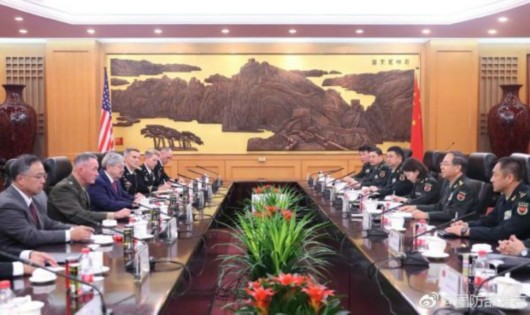 4 8月15日，中央军委联合参谋部参谋长房峰辉（右二）与美军参联会主席邓福德（左二）举行会谈。图片来源@国防部发布