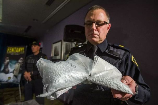 ▲芬太尼是一种止痛处方药，但也被非法售卖，多为药片形式。图为加拿大警方截获的芬太尼包裹。（加拿大《全国邮报》网站）