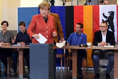 德国总理默克尔在投票站参加投票