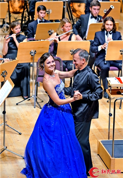 指挥苏卡乔夫·伊戈尔和女高音安娜·诺丝科在圆舞曲声中翩翩起舞-郭新洋.jpg