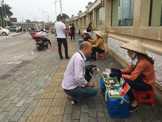 上海热线HOT新闻--每天数千越南人往返广西东