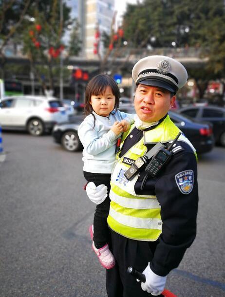 2岁女孩车流穿梭 所幸被执勤交警发现及时抱起未酿危险