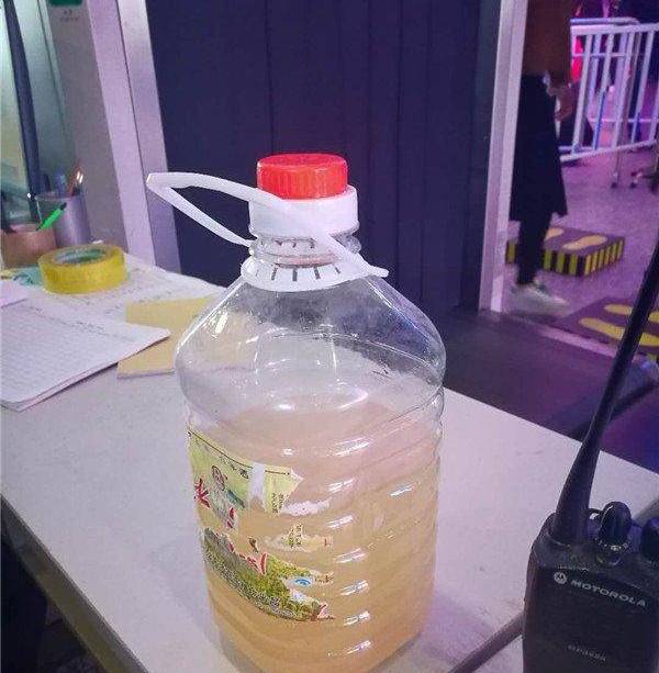 女子高铁站当场豪饮米酒半桶 网友:社会我大姐 人狠还能喝!