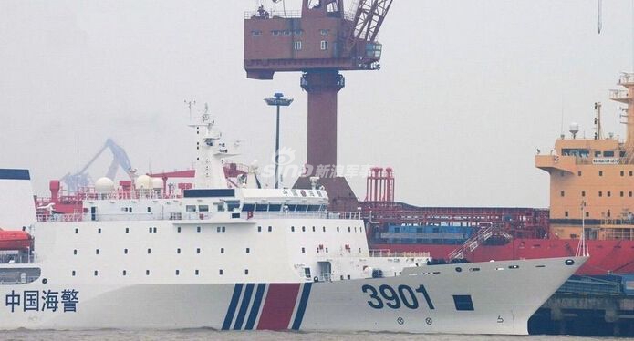 专撞日本海保船!中国万吨级海警船夜间展雄姿