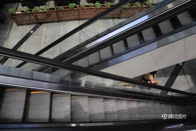 重庆现最苗条电梯 路人表示自己的身材挤不上