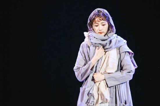 关晓彤期末汇报演出《活着》 衣衫褴褛情感真挚
