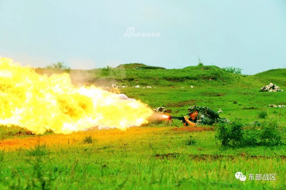 把敌人化为灰烬!我陆军防化兵喷火演练热火朝