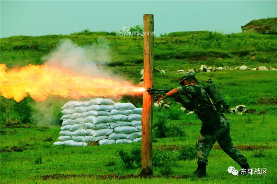 把敌人化为灰烬!我陆军防化兵喷火演练热火朝