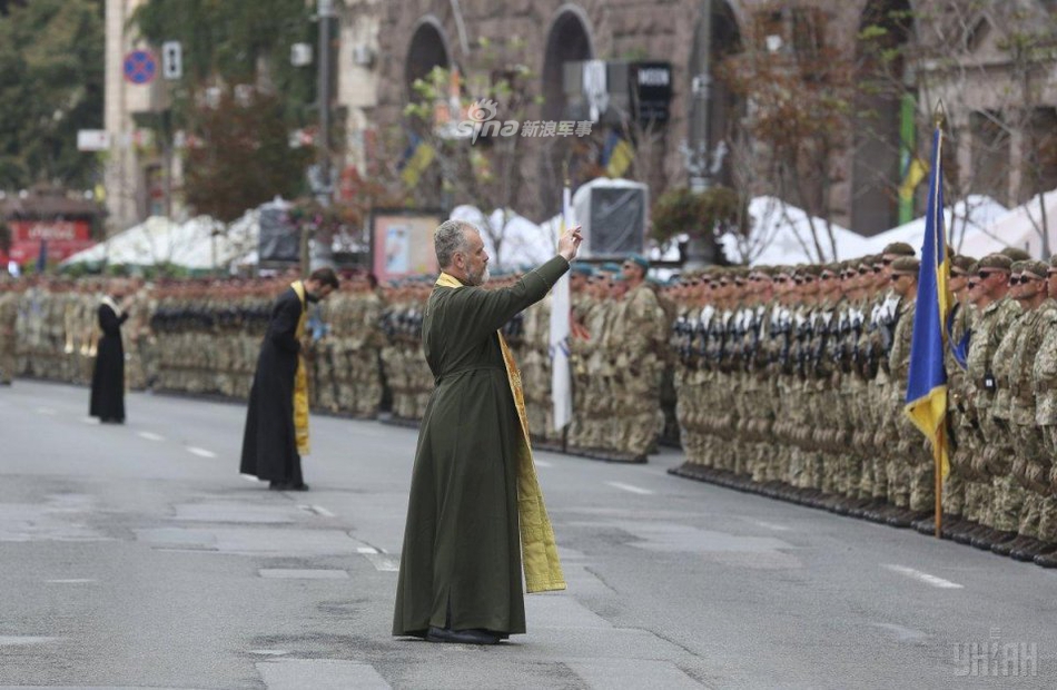 美女神父齐亮相导弹怼大楼!乌克兰阅兵彩排看