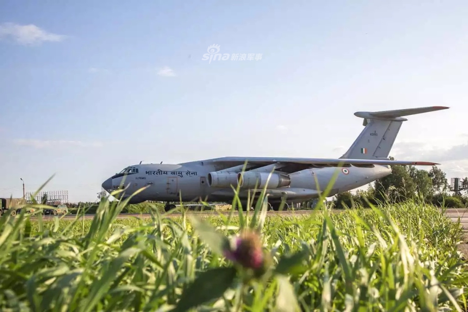 歼轰7相当瞩目!和平使命军演军机展示我军精神