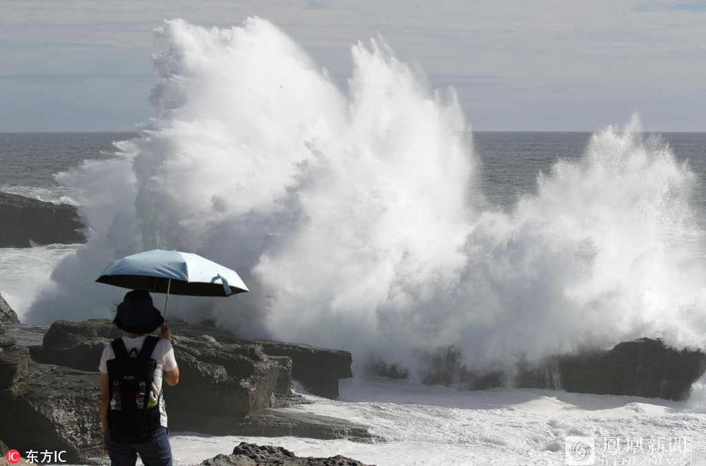 今年最强台风飞燕登陆日本 掀起惊涛骇浪