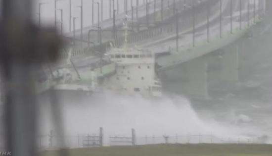 大阪关西机场被淹:台风飞燕来袭联络桥被受冲击