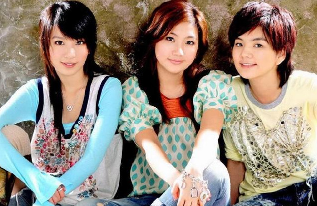 she合体还原经典造型 把粉丝们拉入青春回忆