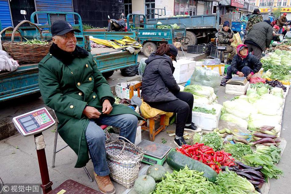 黑龙江黑河迎来霜冻天气 市民着棉衣羽绒服出