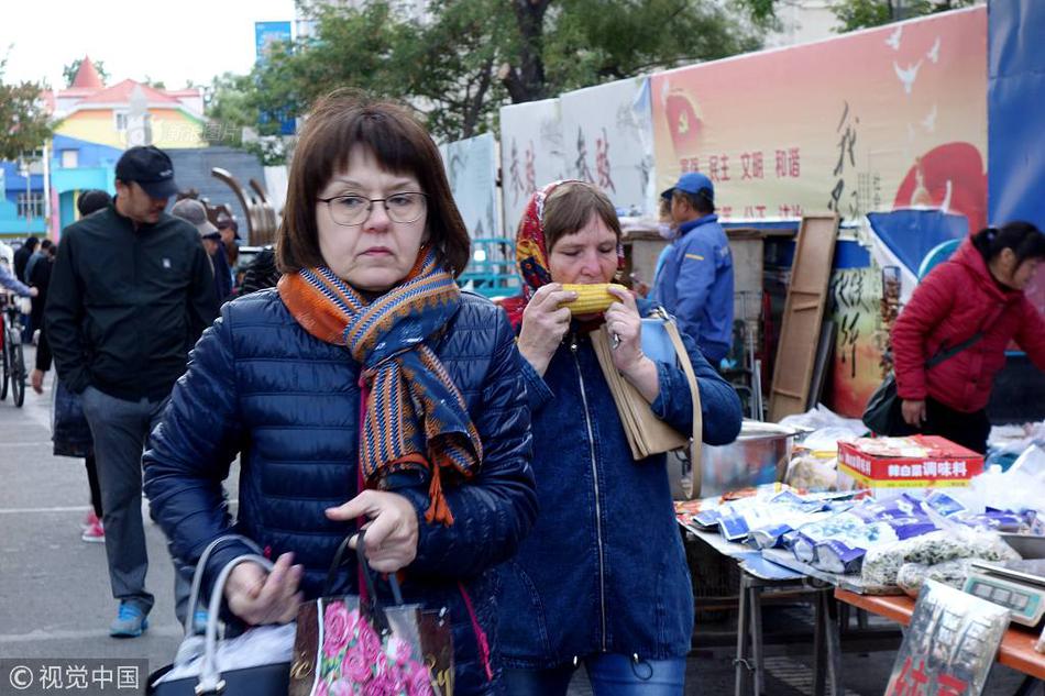 黑龙江黑河迎来霜冻天气 市民着棉衣羽绒服出