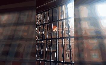 机智勇敢救自己一命！男孩遇火果断逃生 教科书式火灾逃生技能获赞