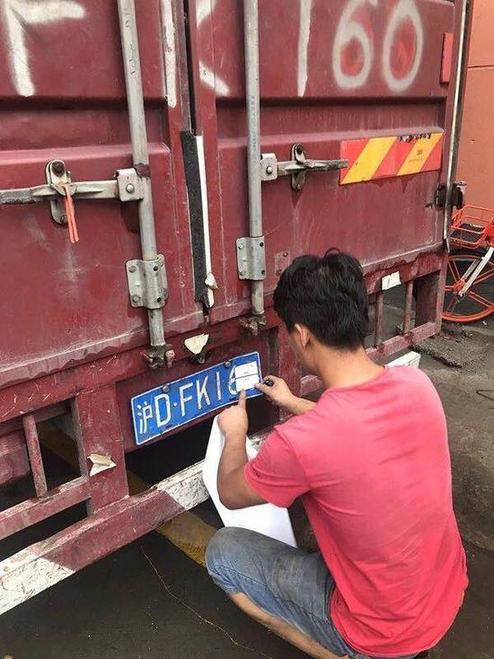 荒唐!货车司机粘纸遮挡车牌 被罚200元记12分