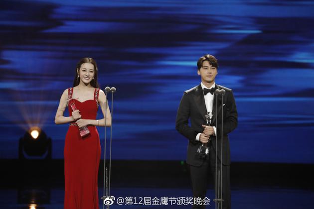 迪丽热巴、李易峰同时获得观众喜爱的男女演员奖和最具人气男女演员奖