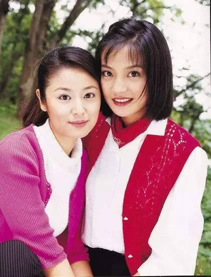 赵薇林心如同框一见面便紧紧地拥抱在一起