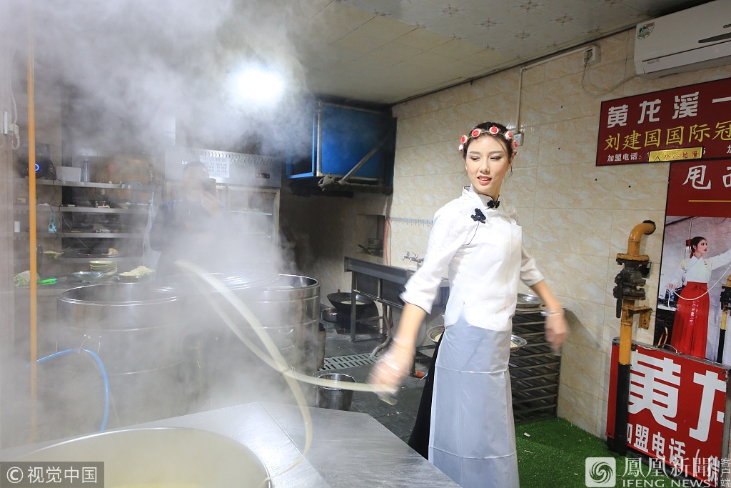 成都甩面仙女走红一边跳舞一边挥甩面条