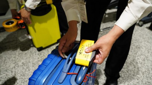 上海机场旅客有点懵:我的行李怎被加了海关锁和封条?