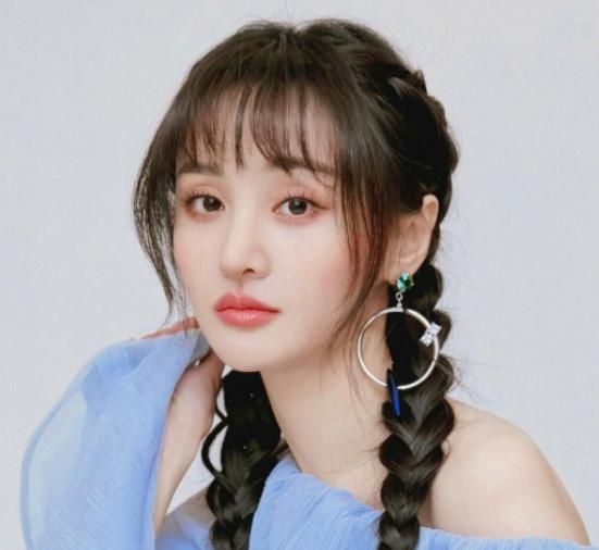 郑爽杂志首刊封面化身哥特腹黑萝莉女人味十足