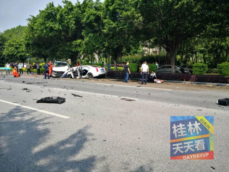 车祸猛于虎!桂林这辆路虎与凯迪拉克撞击惨烈!一死三伤!