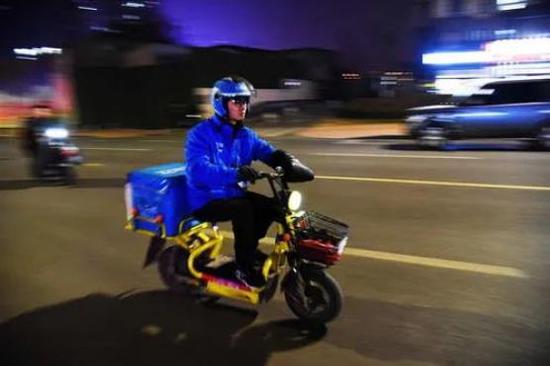 接触人员多,暴露风险高!外卖小哥确诊后我们外卖还能点吗?