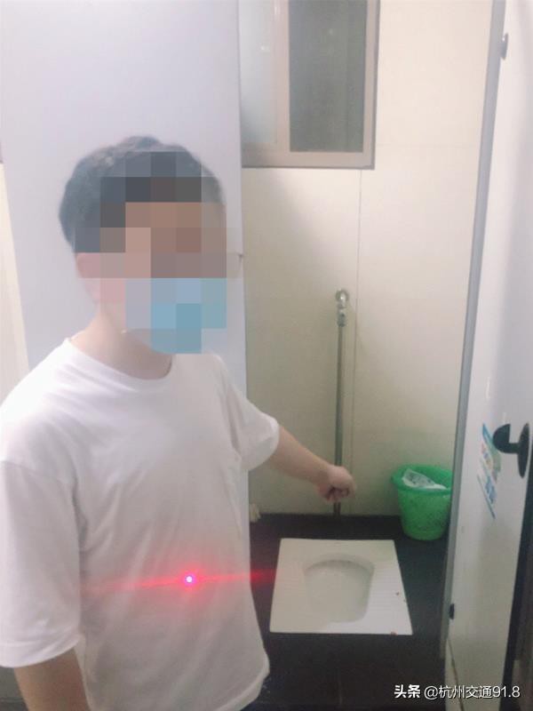 杭州一男子误入女厕所还好奇心泛滥,结果被4个女人抓