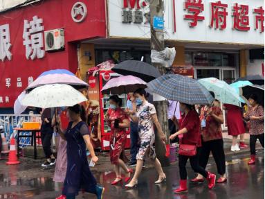 亚洲高考工厂毛坦厂万象:有人开保时捷来租房陪读,神树祭拜被禁