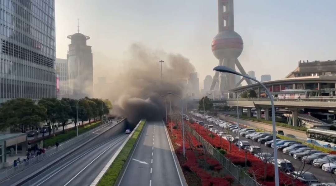 上海延安东路隧道内一沃尔沃suv起火,浓烟弥漫至陆家嘴