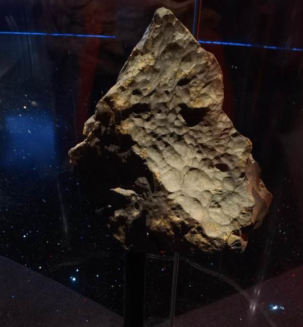 上海天文馆内有一件第六站陨石,别看它只有71克,其貌不扬,但它是人类