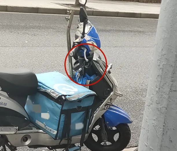 危险!"骑上我心爱的小电驴"去追一辆公交车