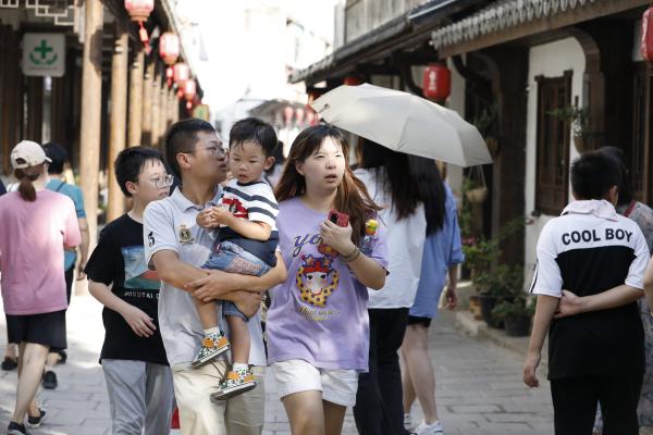 长假上海古镇旅游热每天万余人次打卡奉贤青溪老街