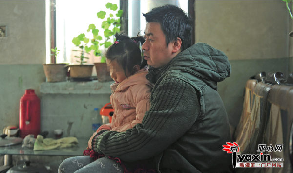 11月8日，乌市天山区东大梁街一处住房内，刚出院不久的欣欣要爸爸抱着。亚心网记者豆兴军摄
