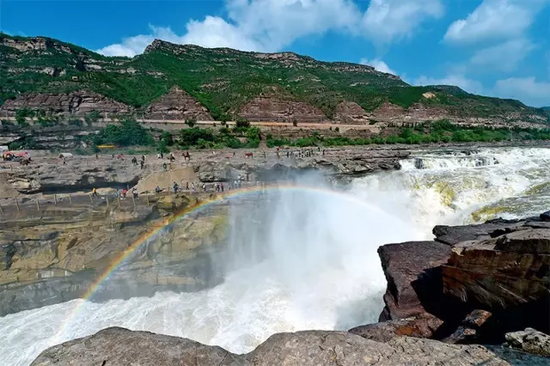 5月23日，黄河壶口瀑布飞溅的水雾在阳光下形成美丽的彩虹 詹彦摄