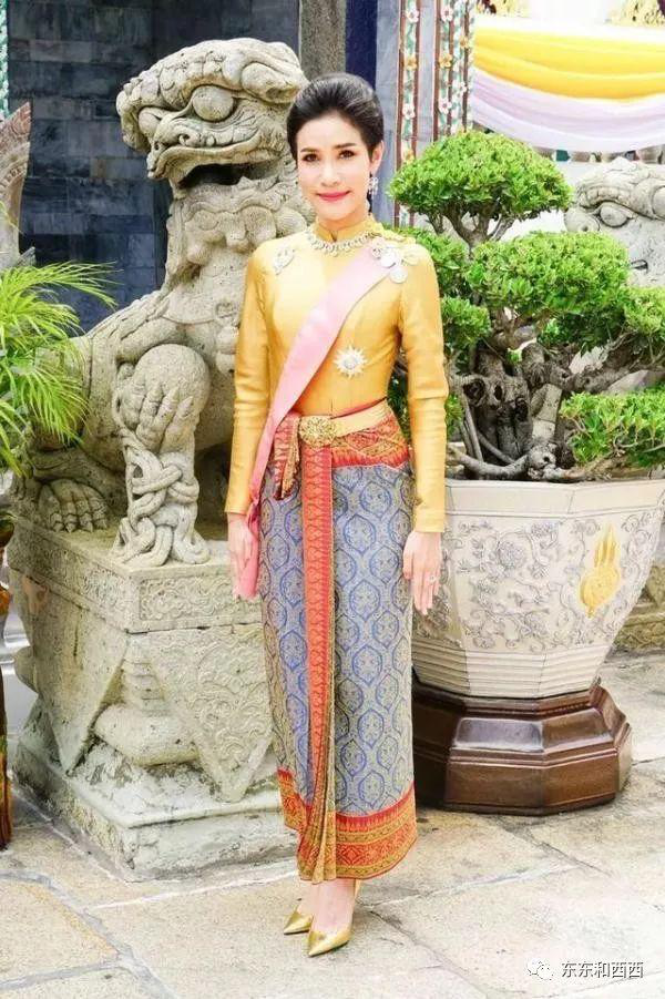 妥妥滴85后,比苏提达王后小7岁,对自己的容貌身材无比