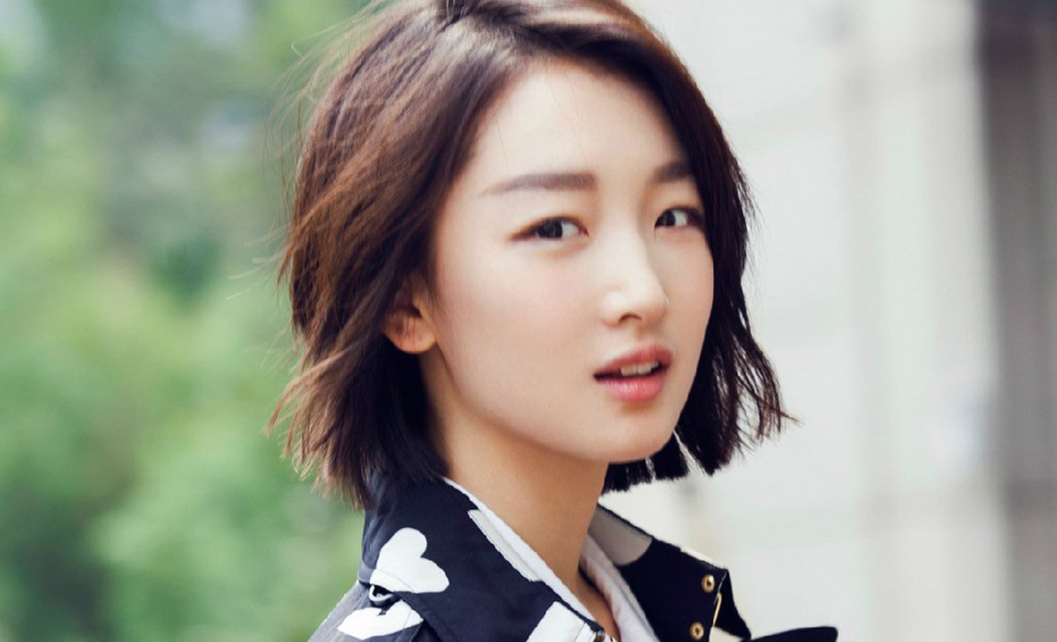 周冬雨戴口罩领奖 拔完智齿脸肿成包子 评论区炸了