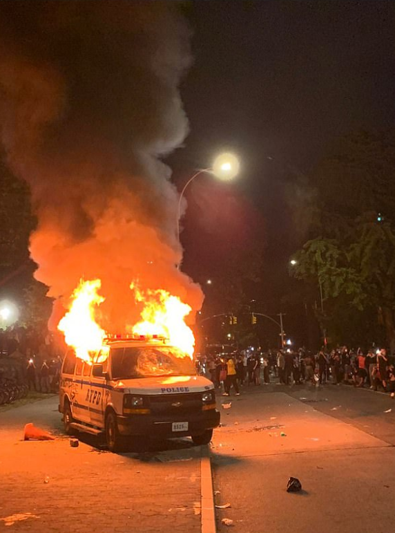 街头变战场!美国27岁女子向警车扔汽油弹 车里坐4名警察