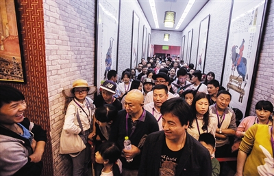 10月3日的低价游，导游强迫游客观看自费项目——天桥把戏。大批游客在门口排队等待，前面的游客看完，他们才能入场。