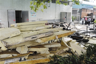 今年4月，诺基亚关闭了东莞的工厂，图为厂房1号门处一些物品已经被拆除。图/CFP