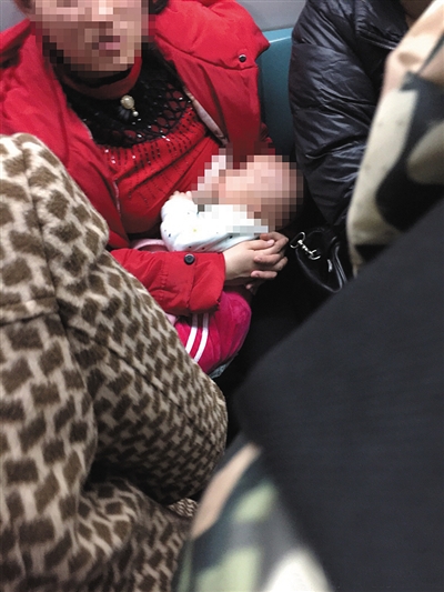 @北京往事网站转发网友照片并称妈妈地铁哺乳不雅。网络截图
