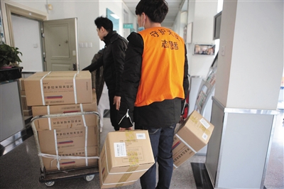 23日上午，浩然作为志愿者在佑安医院性病艾滋病门诊，帮助搬运药物。