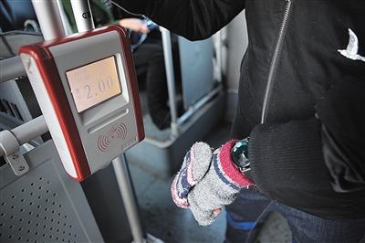 23日，浩然乘坐公交车出行，他戴着可刷公交卡的智能手环。