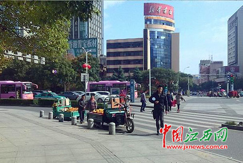 上海热线新闻频道-- 市民投诉商贩占道 政府官