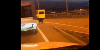 俄罗斯4个年轻人为过桥 伪装成公交车被警察拦下