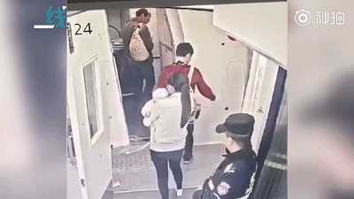 又来了！女学生机坪丢硬币 网友：别考研了！别学医了！