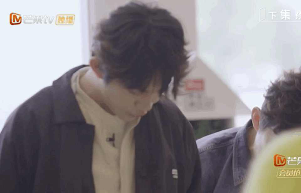 「张新成」在家吃太多？易烊千玺胖了十斤，娜姐调侃：千玺好慈祥